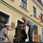 Papieskie tablice i herb już w Tarnowie 