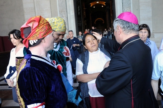 Bp Henryk Tomasik z modlitwą na grobach Jana XXIII i Jana Pawła II