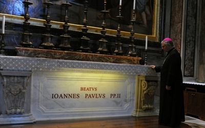 Bp Henryk Tomasik przy grobie Jana Pawła II
