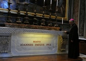 Bp Henryk Tomasik przy grobie Jana Pawła II