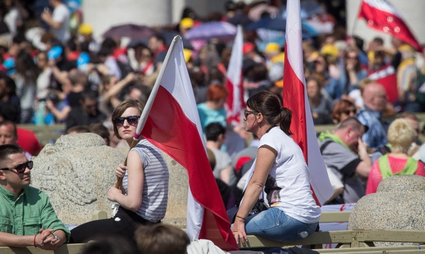 Polskie flagi co rusz widać wśród rzesz pielgrzymów