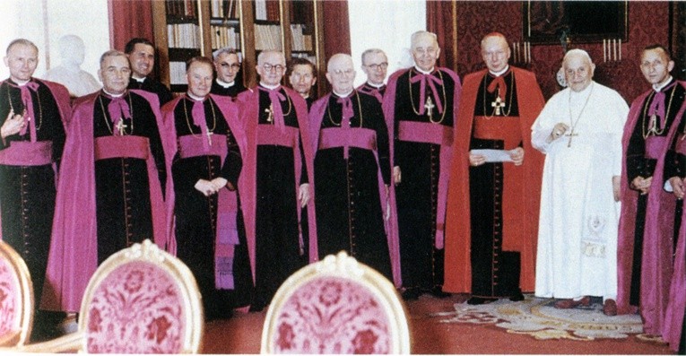 8.10.1962. Jan XXIII przyjmuje kard. Wyszyńskiego i polskich biskupów przed rozpoczęciem soboru