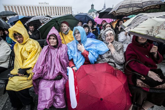 Wigilia kanonizacji w strugach deszczu