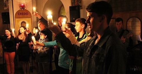 Światło Iskry w dłoniach i śpiew "Barki" - tak oazowicze kończyli swoje czuwanie z Janem Pawłem II