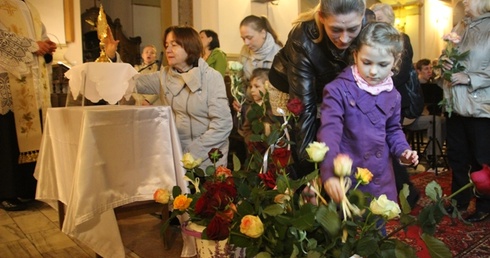 Podchodząc do uczczenia relikwii św. Jana Pawła II wierni przynosili mu przed ołtarz róże...