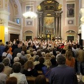 Uczniowie płockich szkół w koncercie finałowym projektu edukacyjnego o Janie Pawle II „ Jesteśmy Twoimi uczniami”