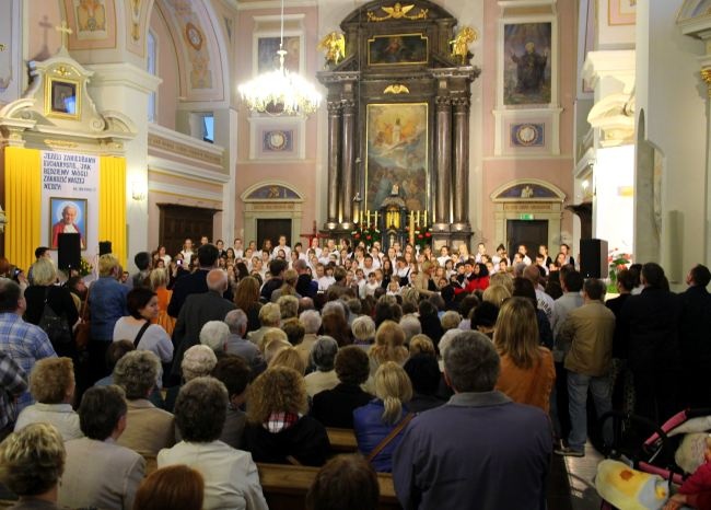 Uczniowie płockich szkół w koncercie finałowym projektu edukacyjnego o Janie Pawle II „ Jesteśmy Twoimi uczniami”