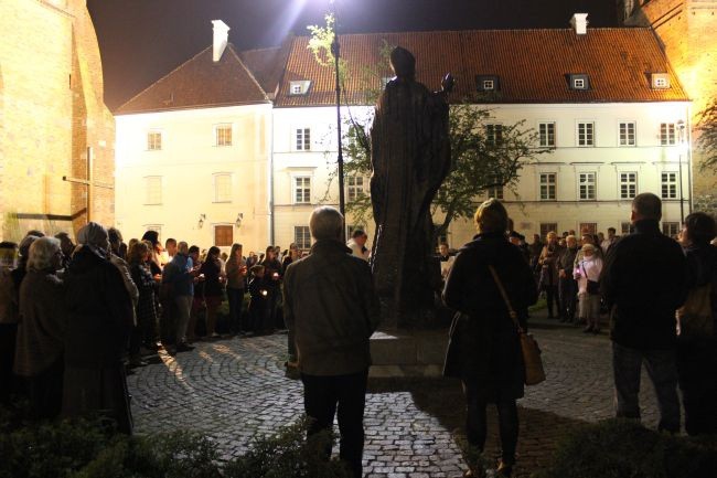 Modlitwa przy papieskim pomniku w wigilię kanonizacji Jana Pawła II