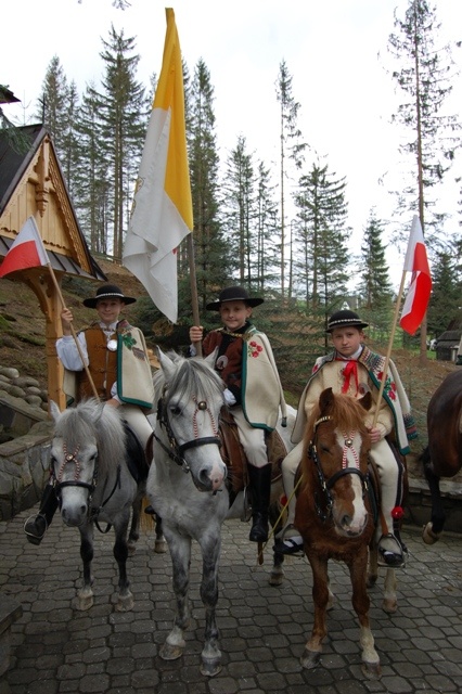 Banderia konna dla świętych papieży