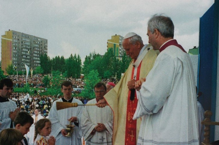 Zdjęcia z papieskiej pielgrzymki do Olsztyna z roku 1991. Wykonał Arturo Mari, własność ks. inf. Jan Górny.