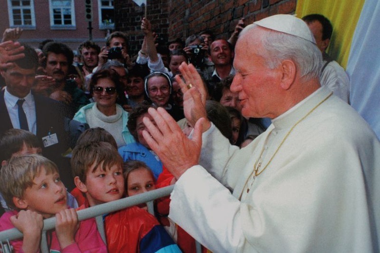 Zdjęcia z papieskiej pielgrzymki do Olsztyna z roku 1991. Wykonał Arturo Mari, własność ks. inf. Jan Górny.