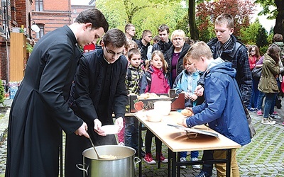  Po Mszy św. na świeżym powietrzu serwowany był żurek