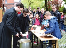  Po Mszy św. na świeżym powietrzu serwowany był żurek