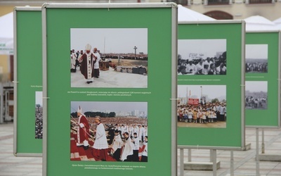 Papieską pielgrzymkę do Tarnowa przypomina wystawa zorganizowana przez Muzeum Okręgowe w Tarnowie.