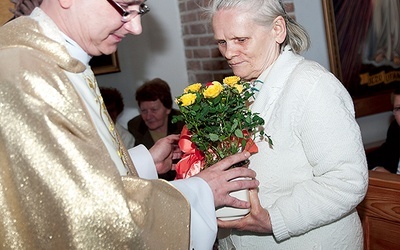 Od sąsiadów były kwiaty i medalik, z Watykanu za swoją posługę pani Kazimiera otrzyma papieski medal