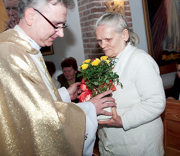 Od sąsiadów były kwiaty i medalik, z Watykanu za swoją posługę pani Kazimiera otrzyma papieski medal