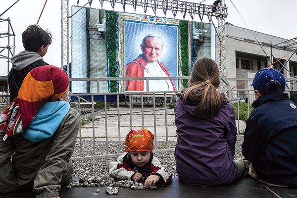  Rodzinne świętowanie kanonizacji Jana Pawła II  w Wilanowie trwało niemal do wieczora