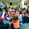  W czasie gdy mama i tata uczą się być lepszymi małżonkami i rodzicami, dzieci bawią się w bibliotece 