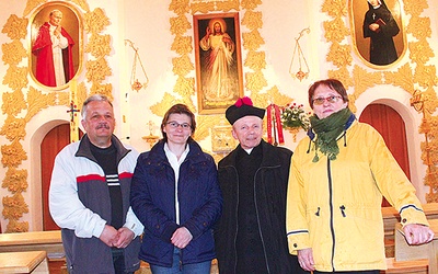  Wierni z Bartnicy są bardzo szczęśliwi z powodu powstania kościoła pw. Miłosierdzia Bożego i św. Jana Pawła II. Od lewej Zygmunt Burek, Izabela Kaptuła, ks. Tadeusz Duda i Anna Schiller