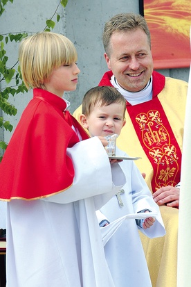 Ci ministranci, zanim zostaną lektorami, będą służyć w nowej świątyni