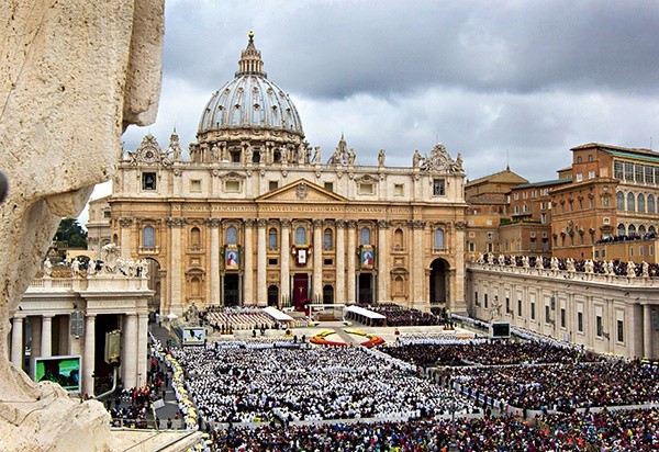 Mszę św. kanonizacyjną koncelebrowało z papieżem Franciszkiem ok. 150 kardynałów, 1000 biskupów i 6 tys. księży. Uczestniczyły w niej 93 delegacje państwowe 