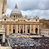 Mszę św. kanonizacyjną koncelebrowało z papieżem Franciszkiem ok. 150 kardynałów, 1000 biskupów i 6 tys. księży. Uczestniczyły w niej 93 delegacje państwowe 