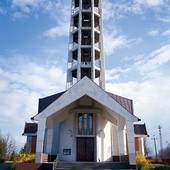 Wobec groźby profanacji Najświętszego Sakramentu i prób zajęcia świątyni przez zwolenników ks. Lemańskiego abp Henryk Hoser zamknął kościół w Jasienicy do odwołania