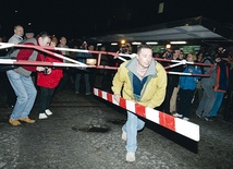 Granica polsko-słowacka  na Łysej Polanie 1 maja 2004 r.  Dokładnie o północy 1 maja  Polacy i Słowacy przecięli  szlaban graniczny dla uczczenia wejścia swoich państw  do Unii Europejskiej 