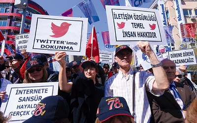 Serwisy społecznościowe stały się narzędziem umożliwiającym obywatelom kontrolowanie władzy i wywieranie na nią presji. Kiedy niedawno tureckie władze zamknęły dostęp do Twittera, gdzie ujawniano korupcyjne skandale członków rządu, tysiące ludzi demonstrowało swe niezadowolenie na ulicach Ankary