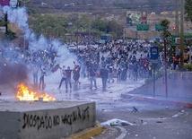 Antyrządowe demonstracje trwają w Wenezueli od połowy lutego. Zginęło w nich już 41 osób, a ponad 600 zostało rannych. Na zdjęciu protest w Prados Highway w Caracas 21 kwietnia 