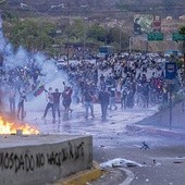 Antyrządowe demonstracje trwają w Wenezueli od połowy lutego. Zginęło w nich już 41 osób, a ponad 600 zostało rannych. Na zdjęciu protest w Prados Highway w Caracas 21 kwietnia 