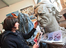 Rysy twarzy trenera polskich piłkarzy Marek Maślaniec odwzorowuje z kilku fotograficznych ujęć