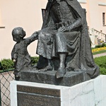 Marek Maślaniec jest również autorem pomnika Kazimierza Wielkiego, usytuowanego w pobliżu zamku w Niepołomicach. Przedstawia króla wyciągającego rękę do małego chłopca, który ma twarz artysty z dzieciństwa
