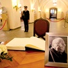  Wrocławianie wpisywali się do księgi kondolencyjnej wystawionej w Starym Ratuszu