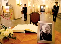 Wrocławianie wpisywali się do księgi kondolencyjnej wystawionej w Starym Ratuszu