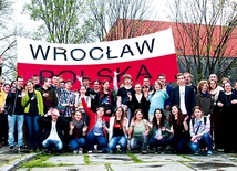 Z Wrocławia do Rzymu wyruszyły dwa dofinansowane przez miasto autokary z młodzieżą, która reprezentowała stolicę Dolnego Śląska na uroczystościach kanonizacyjnych. Na zdjęciu pasażerowie jednego z nich tuż przed wyjazdem z Ostrowa Tumskiego