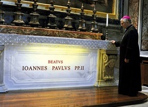  Nasz ordynariusz był ostatnim biskupem, który modlił się przy grobie Jana Pawła II tuż przed zmianą płyty