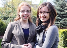  Julia Ziółko (z prawej) i Anna Katarzyna Pastuszka zachęcają młodych diecezjan do włączenia się w przygotowania do Światowych Dni Młodzieży