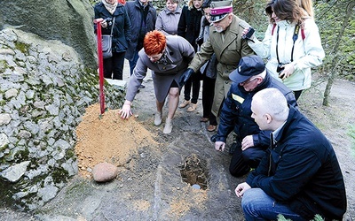  Kapsułę czasu zakopano za kamiennym monumentem wewnątrz szańca