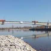 W Połańcu zamknięto już stalowe ramiona mostu na Wiśle