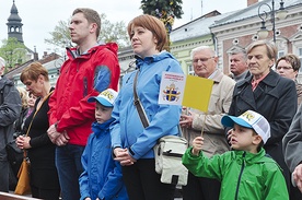 Całe rodziny przyszły na sądecki rynek dziękować za św. Jana Pawła II