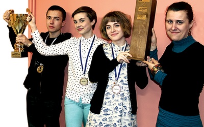 Borys Kuca, Gabriela Lis i Karolina Machalska wraz z opiekunką Anną Lipińską. Mistrzowie otrzymali medale, puchar i przechodnią minirozmównicę 