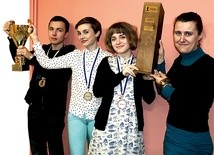 Borys Kuca, Gabriela Lis i Karolina Machalska wraz z opiekunką Anną Lipińską. Mistrzowie otrzymali medale, puchar i przechodnią minirozmównicę 