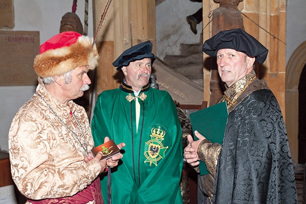  Janusz Kozerski (pierwszy z prawej), Wielki Mistrz Zakonu Rudenband zapewnia, że przynależność do PRL-owskiej nomenklatury nie wyklucza właściwego pielęgnowania piastowskich tradycji