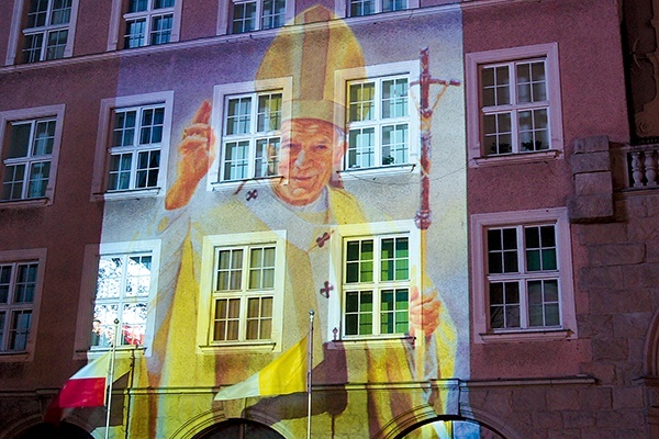 Powyżej: Wizerunek Jana Pawła II na ratuszu w Olsztynie 