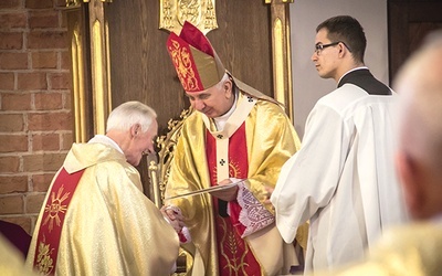  Abp Wojciech Ziemba wręczył zasłużonym dla Kościoła warmińskiego medale Prodesse Auso