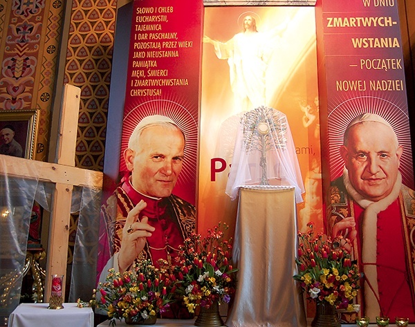 Postacie dwóch świętych papieży znalazły się w grobie Pańskim, który przygotowali górale w Ludźmierzu. Podobną szatę graficzną mają małe ołtarzyki. Mogą zabrać je wszyscy pielgrzymi