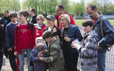  Ze skoczowskiego stadionu rodzinne drużyny wyruszyły na spacer śladami Jana Pawła II