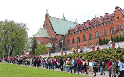 Piesi pielgrzymi bielsko-żywieccy u bram łagiewnickiego sanktuarium