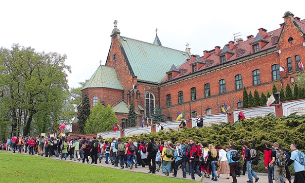 Piesi pielgrzymi bielsko-żywieccy u bram łagiewnickiego sanktuarium
